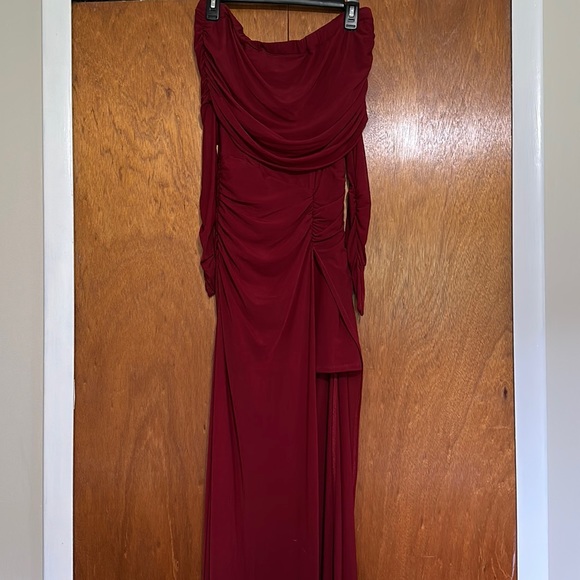 HAMPTON GOWN IN DEEP GARNET - Picture 2 of 16